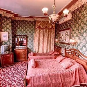 Eck-Zimmer mit Kingsize-Bett