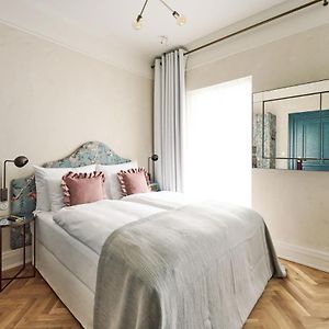 Kleines Zimmer mit Kingsize-Bett