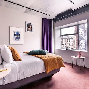 Großes Zimmer mit Kingsize-Bett
