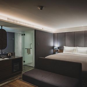 Zimmer mit Kingsize-Bett