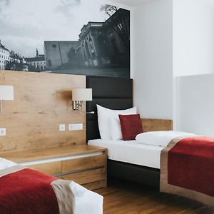 Zimmer mit zwei Einzelbetten für Gäste mit Behinderungen