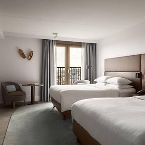 Angrenzende Familien-Suite mit Kingsize-Bett