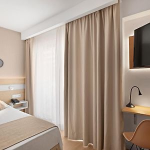 Zimmer mit Kingsize-Bett