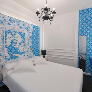 Zimmer mit Kingsize-Bett