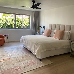 Zimmer mit Kingsize-Bett