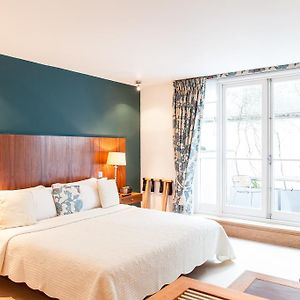 Zimmer mit Kingsize-Bett