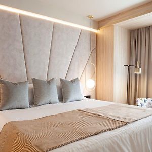 Zimmer mit Kingsize-Bett