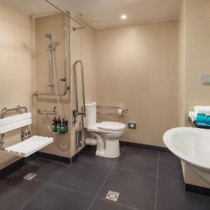 Standard Zimmer mit zwei Einzelbetten für Gäste mit Behinderungen