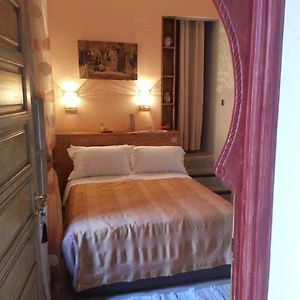 Standard Zimmer mit Kingsize-Bett