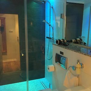 Wellness Zimmer mit Kingsize-Bett