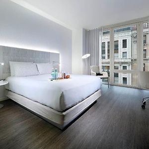 Zimmer mit Kingsize-Bett