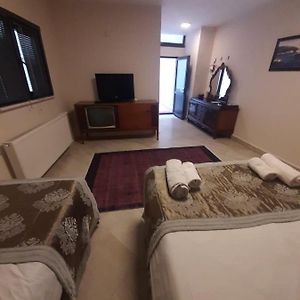 Familien-Zimmer mit zwei Einzelbetten im Untergeschoss
