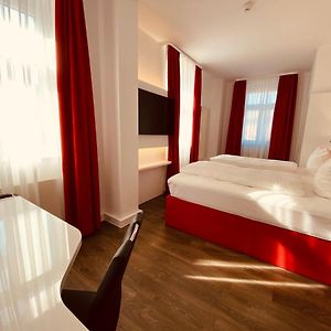 Standard Zimmer mit Kingsize-Bett
