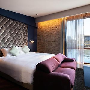 Zimmer mit Kingsize-Bett