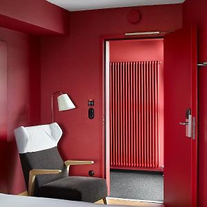 Zimmer mit Kingsize-Bett