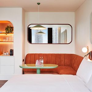 Zimmer mit Kingsize-Bett für Gäste mit Behinderungen