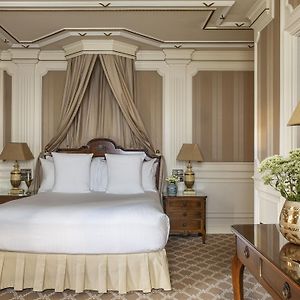 Zimmer mit Kingsize-Bett