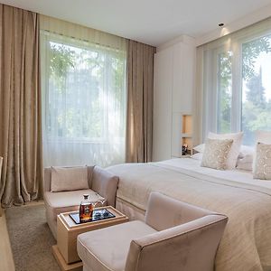 Zimmer mit Kingsize-Bett