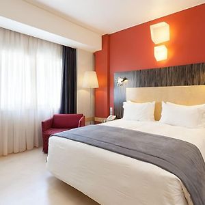 Zimmer mit Kingsize-Bett