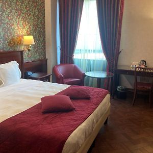 Zimmer mit Kingsize-Bett