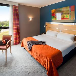 Zimmer mit Kingsize-Bett