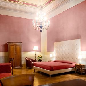 Zimmer mit Kingsize-Bett
