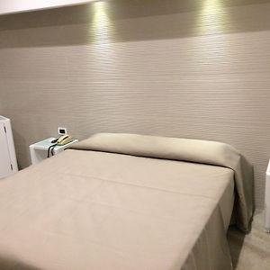 Zimmer mit Kingsize-Bett