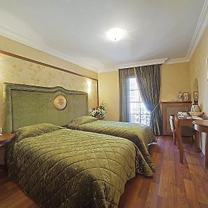 Zimmer mit Kingsize-Bett