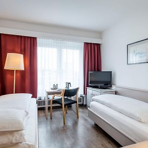 Kleines Zimmer mit zwei Einzelbetten