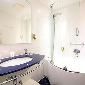 Kleines Zimmer mit Kingsize-Bett