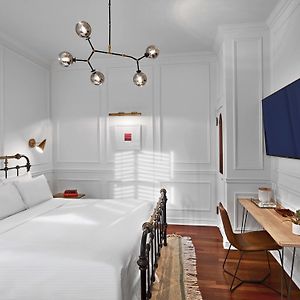 Zimmer mit Kingsize-Bett