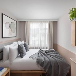 Zimmer mit Kingsize-Bett