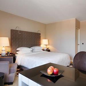 Zimmer mit Kingsize-Bett