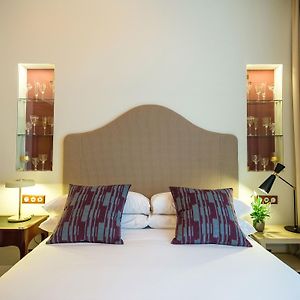Zimmer mit Kingsize-Bett