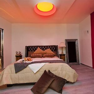 Großes Zimmer mit Kingsize-Bett