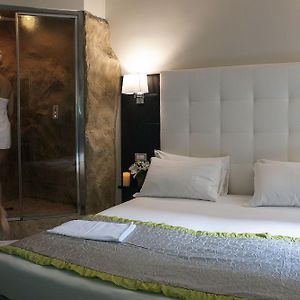 Zimmer mit Kingsize-Bett