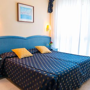 Zimmer mit Kingsize-Bett