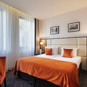 Angrenzendes Zimmer mit Queensize-Bett