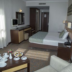 Zimmer mit Kingsize-Bett