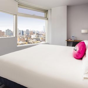 Zimmer mit Kingsize-Bett für Gäste mit Behinderungen