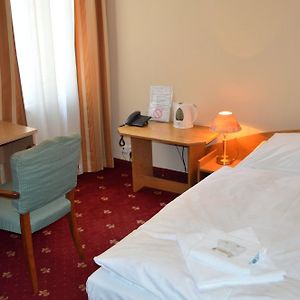 Zimmer mit Kingsize-Bett