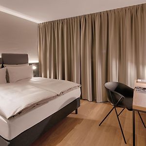 Zimmer mit Kingsize-Bett