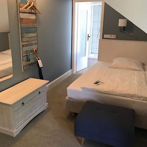 Kleines Zimmer mit Queensize-Bett