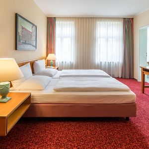 Zimmer mit Kingsize-Bett