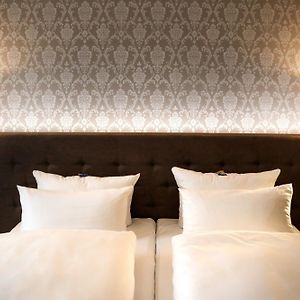 Zimmer mit Kingsize-Bett