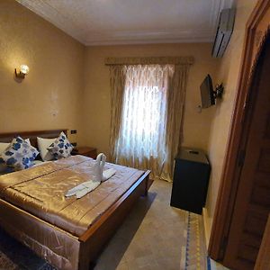 Zimmer mit Kingsize-Bett
