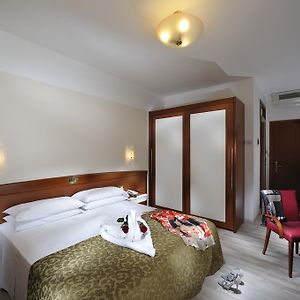 Zimmer mit Kingsize-Bett