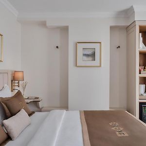 Zimmer mit Kingsize-Bett