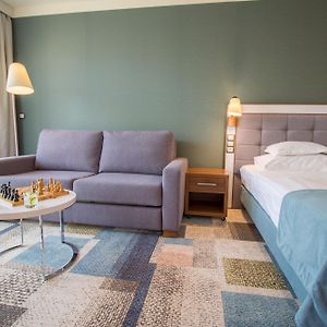 Zimmer mit Kingsize-Bett