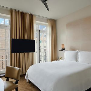 Zimmer mit Kingsize-Bett